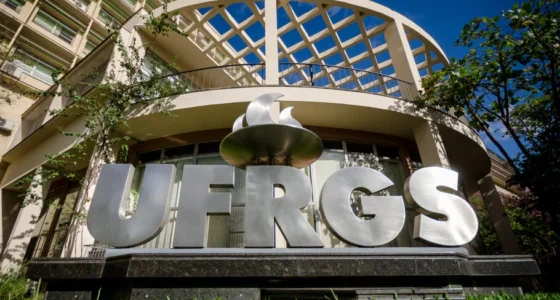 Concurso UFRGS 2026: 15 vagas para Professor com até R$ 13,7 mil