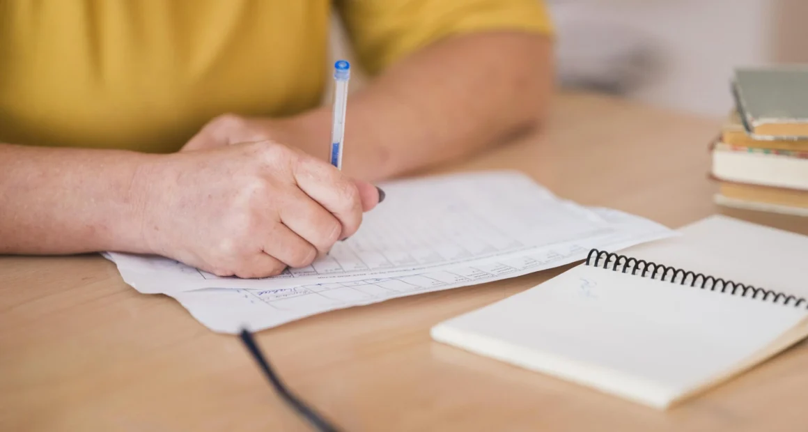 Guarapuava (PR) abre 40 vagas para Professor com salários de R$ 2.509,80