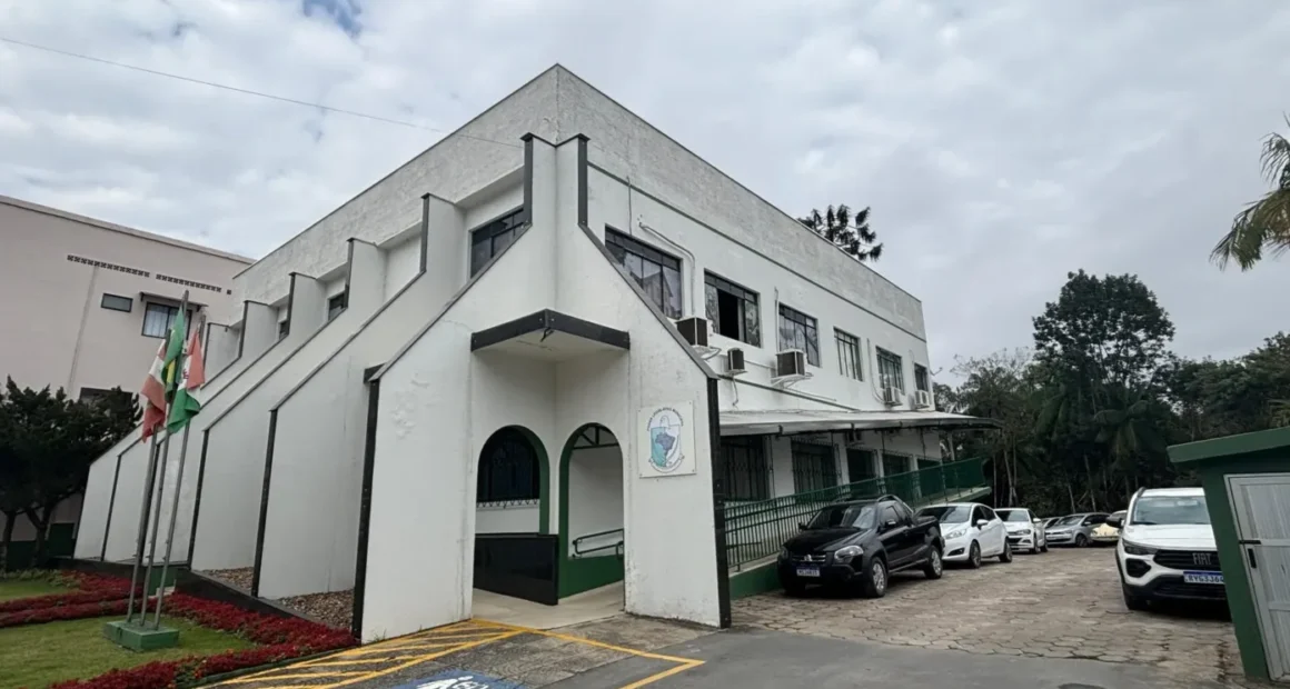 Concurso Câmara de Ibirama (SC): 4 vagas com salários de até R$ 8,5 mil