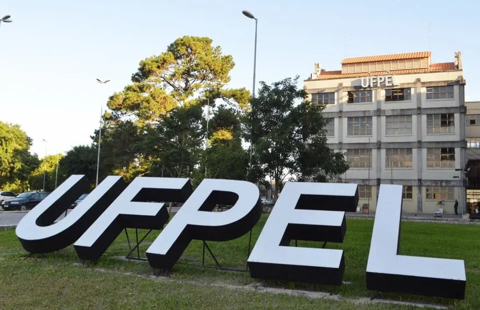UFPel-RS: Concurso para Professor com Salários de até R$ 13,7 mil