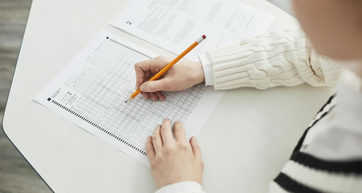 SES-SC: Concurso com 4 vagas e R$ 4,4 mil